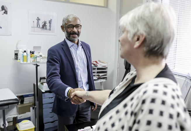 Photo d'une médecin inspecteur de santé publique en visite chez un médecin