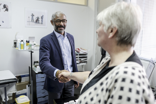 Photo d'une médecin inspecteur de santé publique en visite chez un médecin